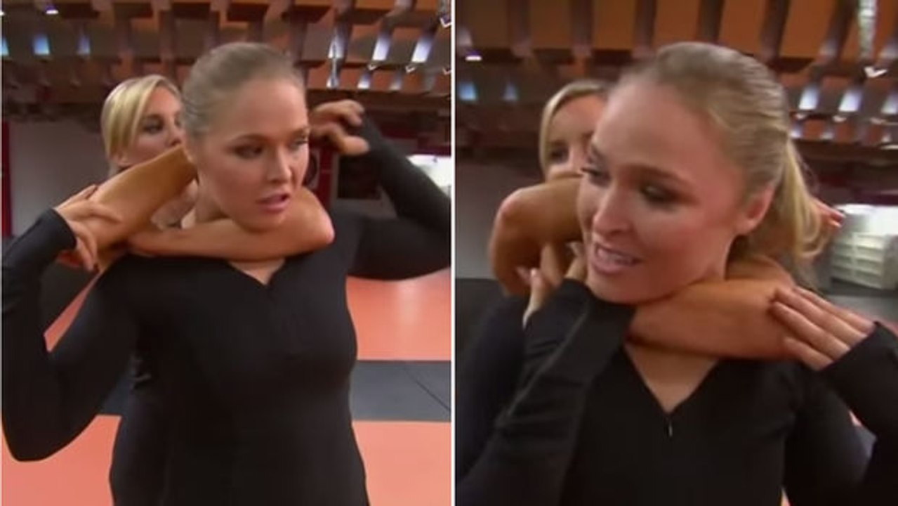 Ronda Rousey wird von einer Journalistin gewürgt.