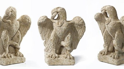 Une statue romaine d'un aigle avalant un serpent découverte à Londres