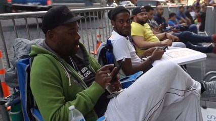 Robert Samuel: Dieser Mann stellt sich gegen Geld für Sie in die Warteschlange