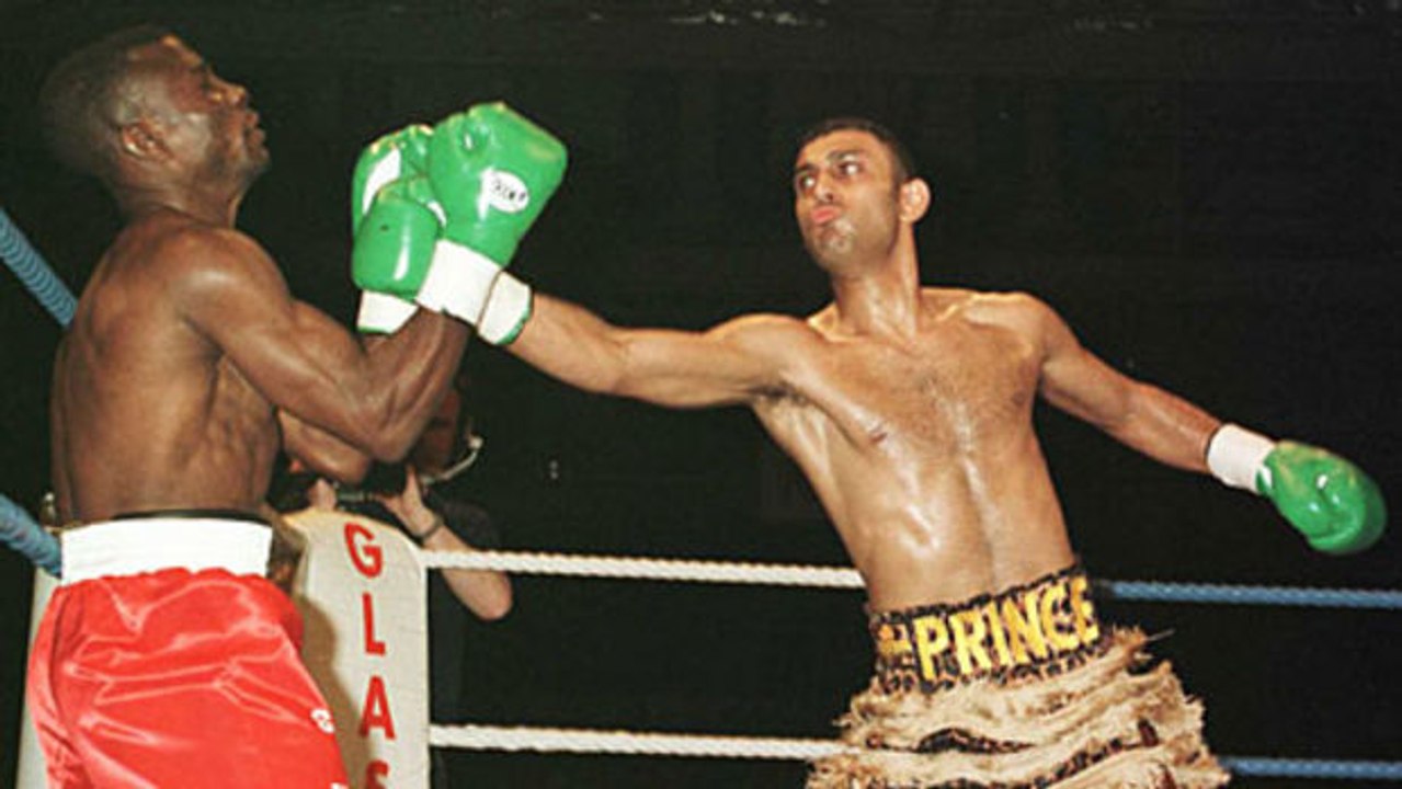 Sehen Sie den Prinzen Naseem Hamed, einen provokanten und verrückten Boxer, der keine Deckung braucht