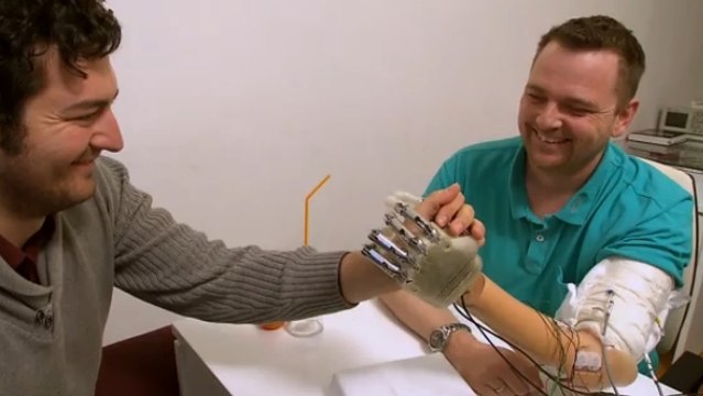 Un patient amputé retrouve le sens du toucher grâce à une prothèse révolutionnaire