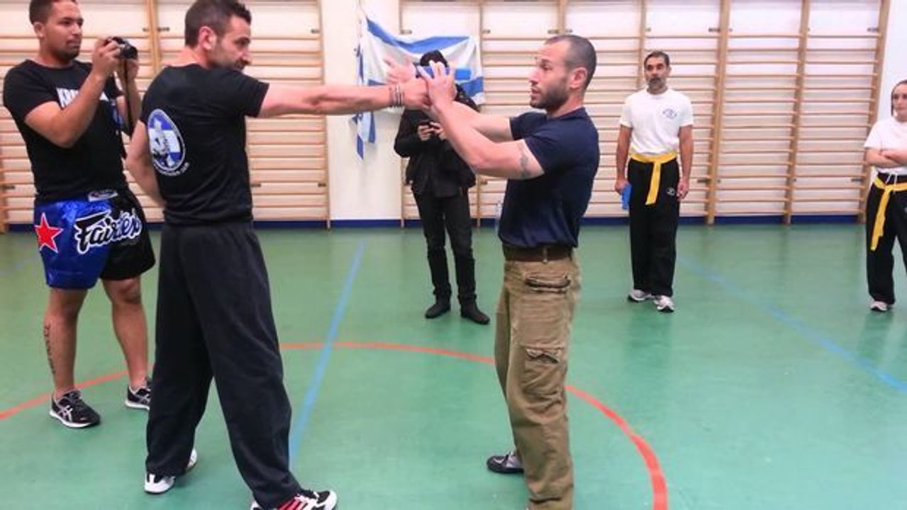 Lior Offenbach demonstriert beeindruckende Selbstverteidigungtechniken von Krav-Maga