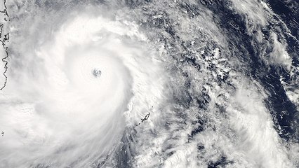 Le typhon Haiyan, plus violent de cette année, balaie les Philippines à 300 km/h