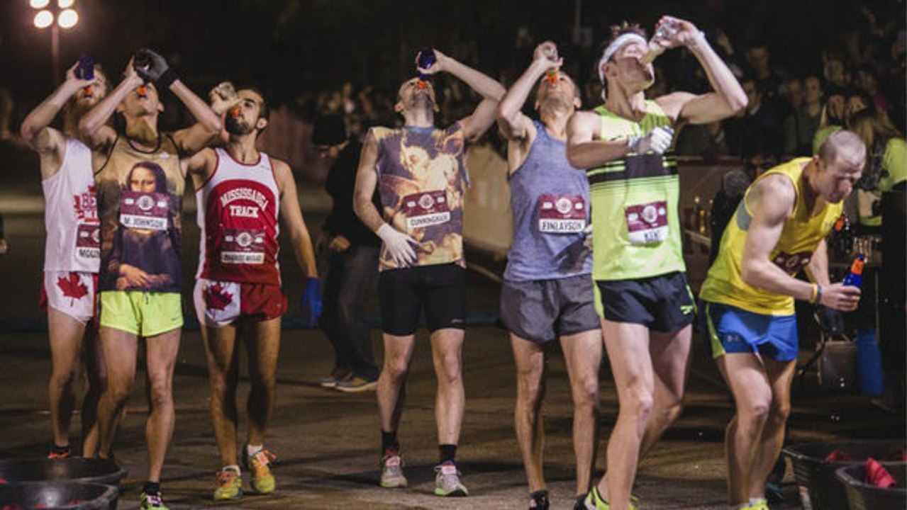 Lewis Kent schlägt den Weltrekord der „Beer Mile“, dem etwas anderen Wettkampf