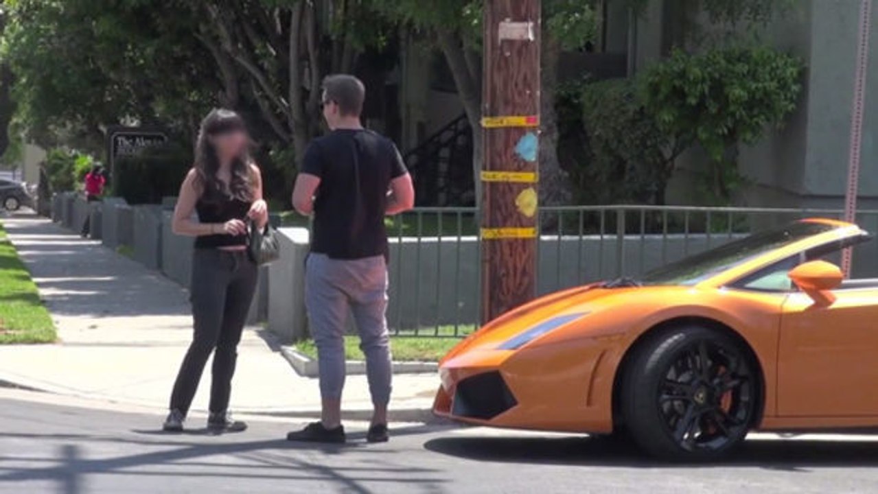 Verpassen Sie nicht die Reaktion dieser Frau, die sich von einem Lamborghini verführen lässt