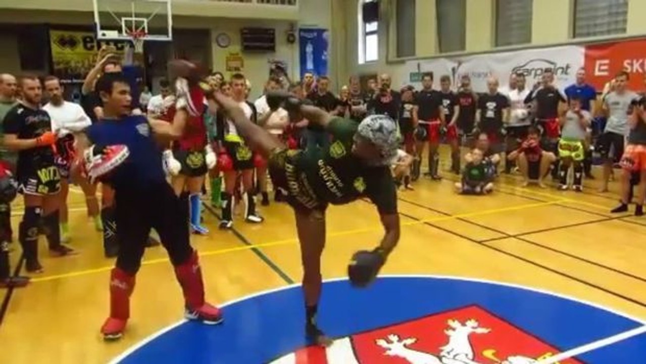 Buakaw quält jubelnd seinen Sparringspartner vor Publikum