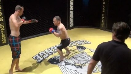 Ein Kleinwüchsiger gewinnt einen Kampf in 50 Sekunden