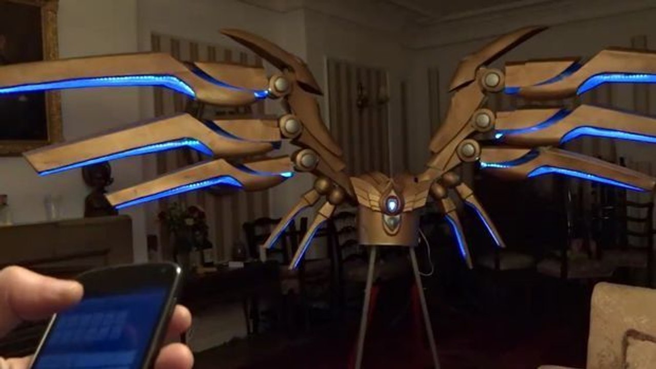 League of Legends: Er steuert ein Cosplay von Kayle per Smartphone
