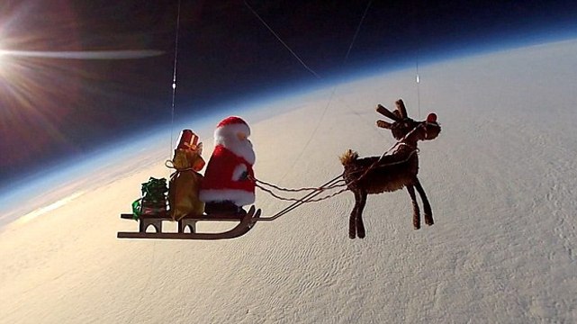 Quand le Père Noël s'entraîne pour sa grande nuit dans... la stratosphère