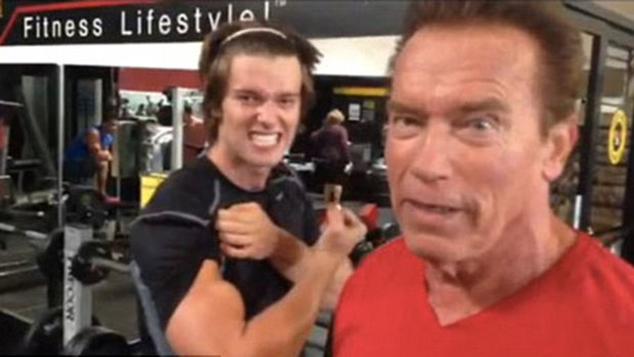 Das ideale Geburtstagsgeschenk: Arnold Schwarzenegger trainiert seinen Sohn!