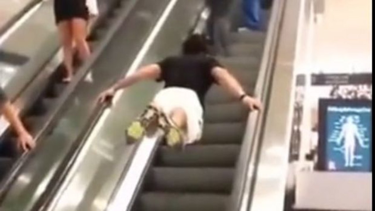 Auf einer Rolltreppe! Was für ein Street Workout