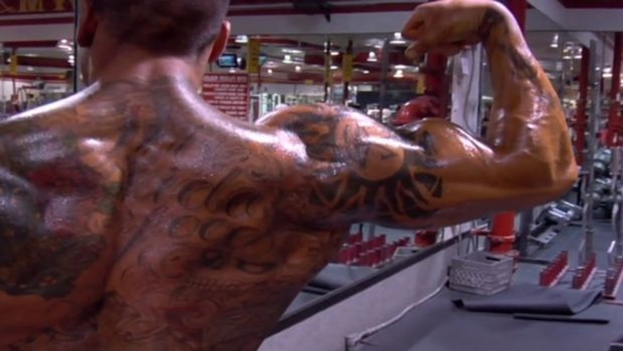 Dieser Mann hat einen unglaublichen Bizeps!