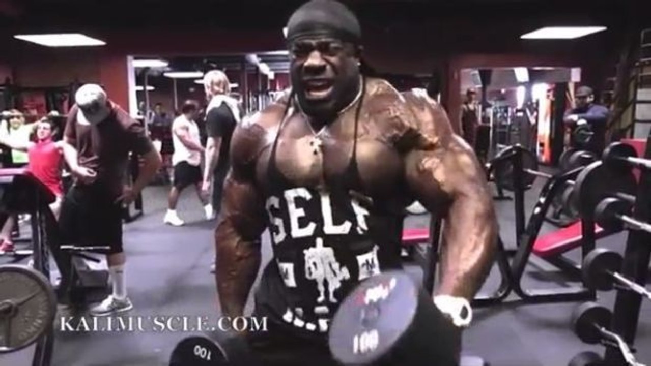 Kali muscle regt sich mit enormen gewichten ab!