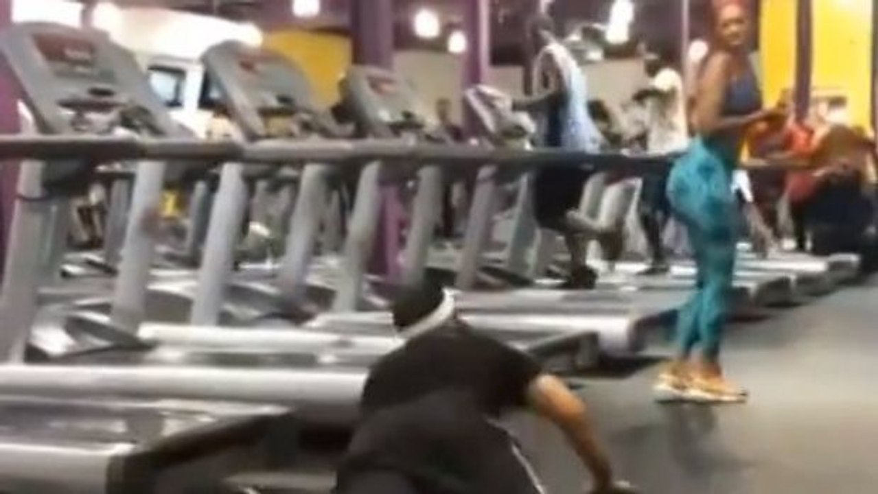 Laufband + junge Schönheit = Lustiger Fail