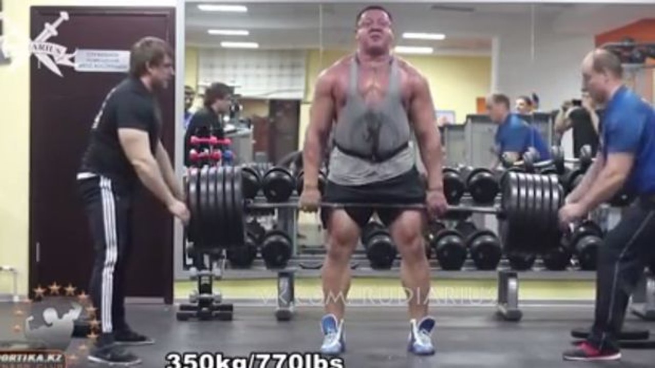 Dieser russe stemmt bis zu 350 kilogramm!