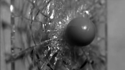 Un projectile brise une vitre en slow-motion