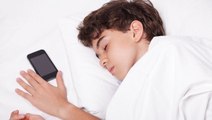 Dormir à côté de son smartphone peut perturber le sommeil