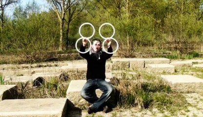 Un jongleur réalise avec des anneaux une incroyable illusion d’optique