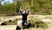 Un jongleur réalise avec des anneaux une incroyable illusion d’optique