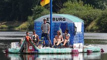 Des étudiants entament un voyage sur un bateau fait de bouteilles plastiques