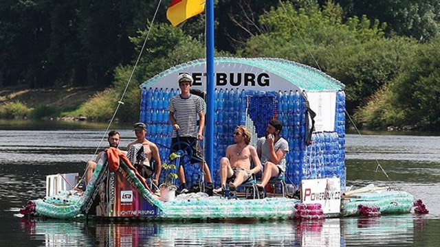 Des étudiants entament un voyage sur un bateau fait de bouteilles plastiques