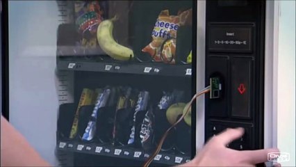 The IT Crowd Saison 0 - Roy getting some food (EN)