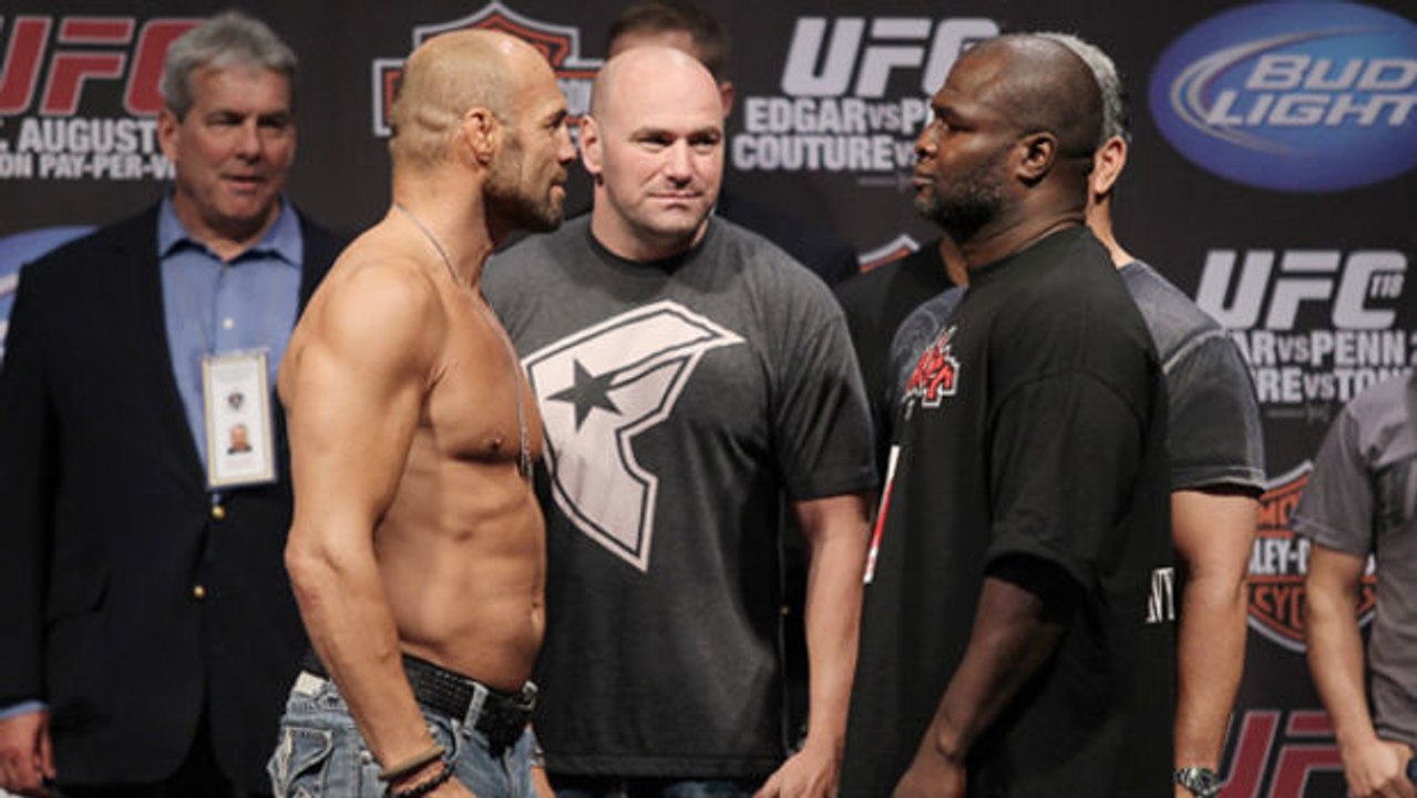 Randy Couture kämpft gegen einen Profi-Boxer