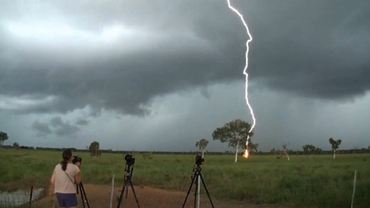 Un éclair s'abat juste à côté de photographes en Australie
