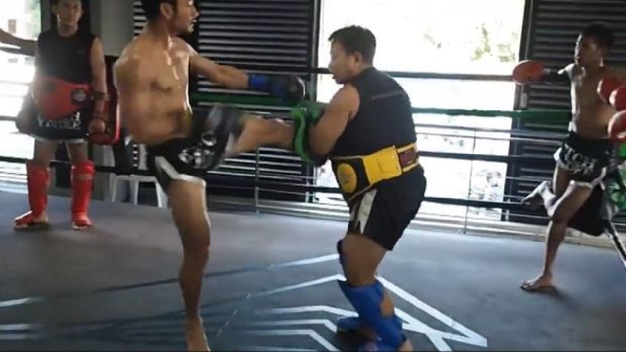 Die Tritte dieses Muay-Thai-Profis sind gewaltig