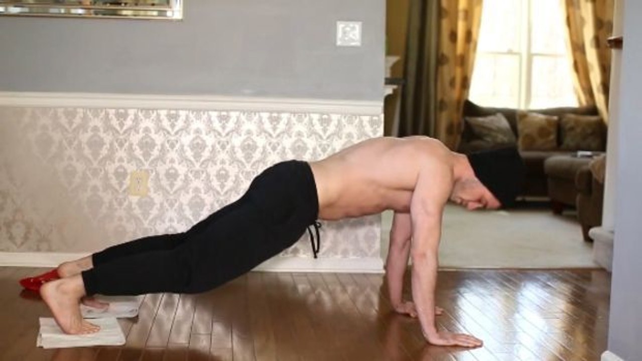 So trainieren ihr eure Bauchmuskeln mit Handtüchern!