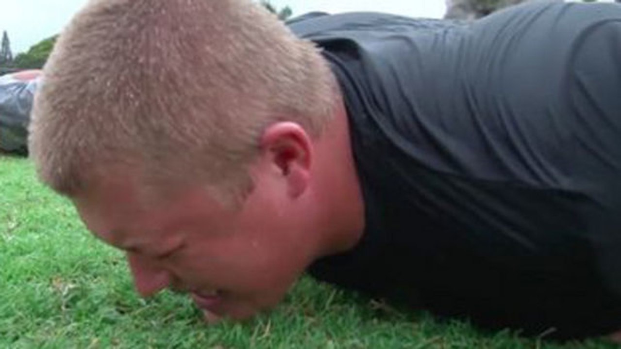 Harte Arbeit! Die US Army trainiert American-Football-Spieler