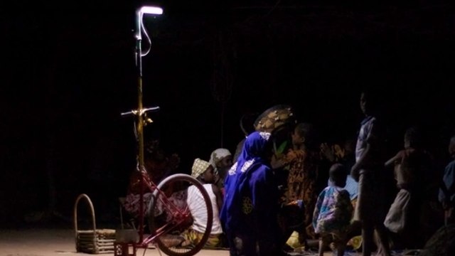 Foroba yelen, les lampadaires solaires qui révolutionnent la vie des villageois au Mali