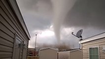 Une énorme tornade filmée de très près par deux Américains