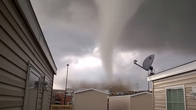 Une énorme tornade filmée de très près par deux Américains