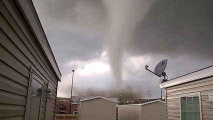Une énorme tornade filmée de très près par deux Américains