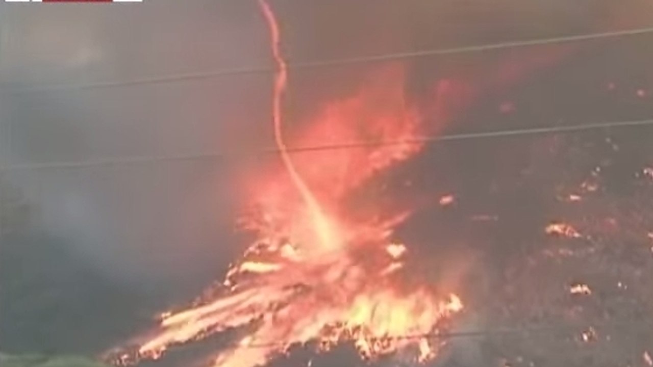 Une tornade de feu spectaculaire filmée en Californie