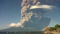 Le volcan Sangeang Api crache un énorme nuage de cendres dans le ciel