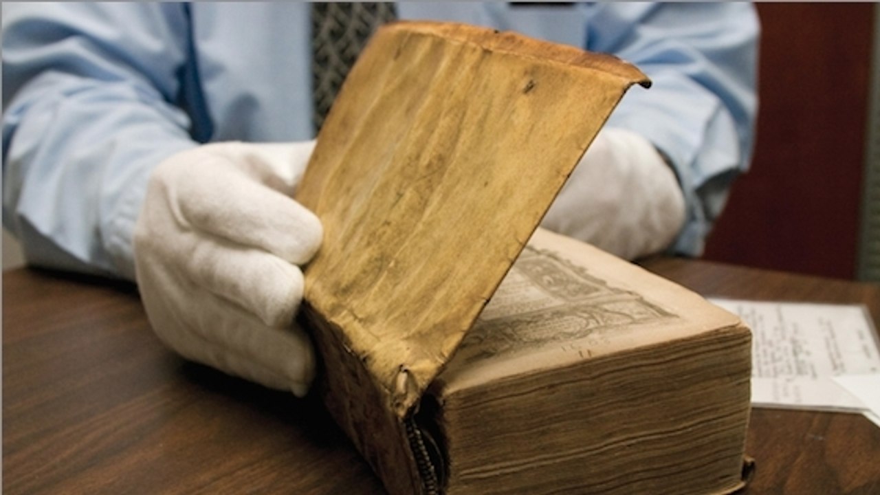 Un livre du XIXe siècle relié avec de la peau humaine dans la bibliothèque d'Harvard