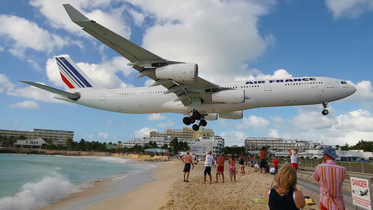 Auf Saint Martin liegt der Flughafen nur 20 Meter vom Strand entfernt