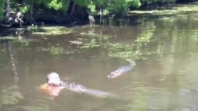 Etats-Unis : Un guide touristique s’amuse avec des alligators d’une réserve naturelle