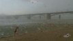 Un énorme orage de grêle s'abat sur une plage de Russie