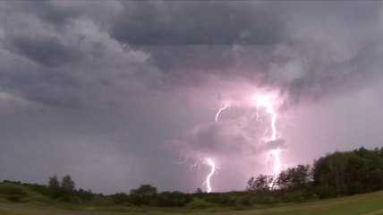 Un impressionnant orage filmé de plus en plus près
