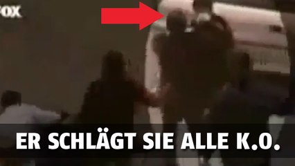 Mann verteidigt sich erfolgreich gegen eine Fülle von Angreifern
