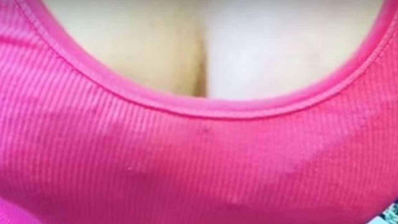 Dieser Frau versteckt etwas Schreckliches in ihrem Ausschnitt