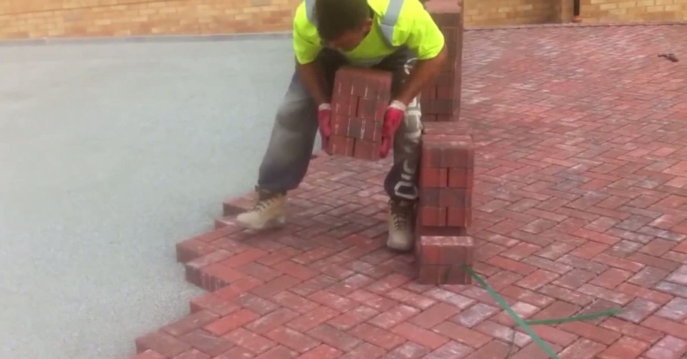 Genialer Arbeiter zeigt, wie man Ziegelsteine richtig verlegt
