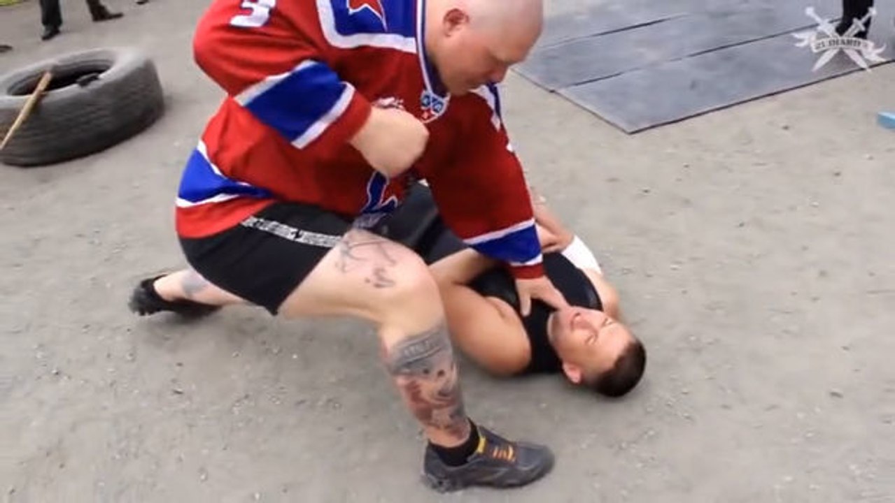 Selbstverteidigungsunterricht im russischen Gefängnis