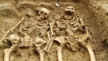 Deux squelettes vieux de 700 ans retrouvés main dans la main au Royaume-Uni