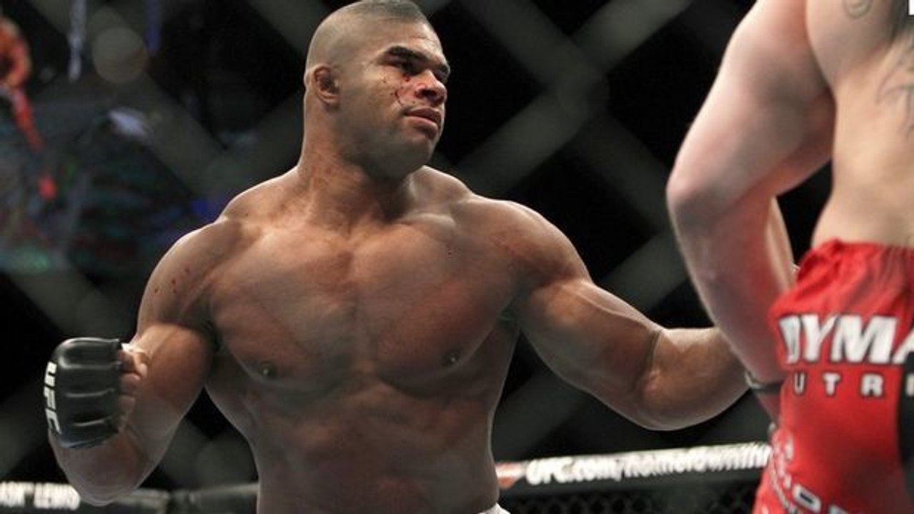 Alistair Overeem schlägt Junior Dos Santos mit einem kolossalen Haken K.o.