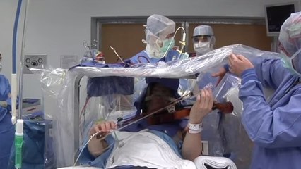 Un homme joue du violon durant son... opération du cerveau