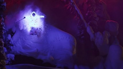 Une extraordinaire aventure de ski nocturne équipé de combinaisons lumineuses